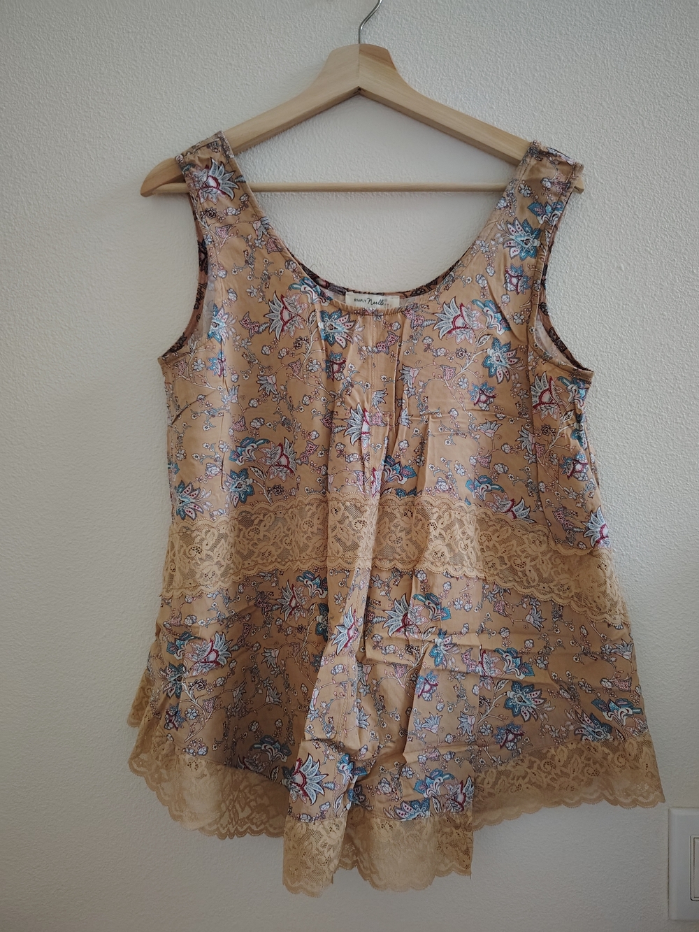 Simply Noelle Floral Lace-Trim Sleeveless Camisole in Tan and Blue
